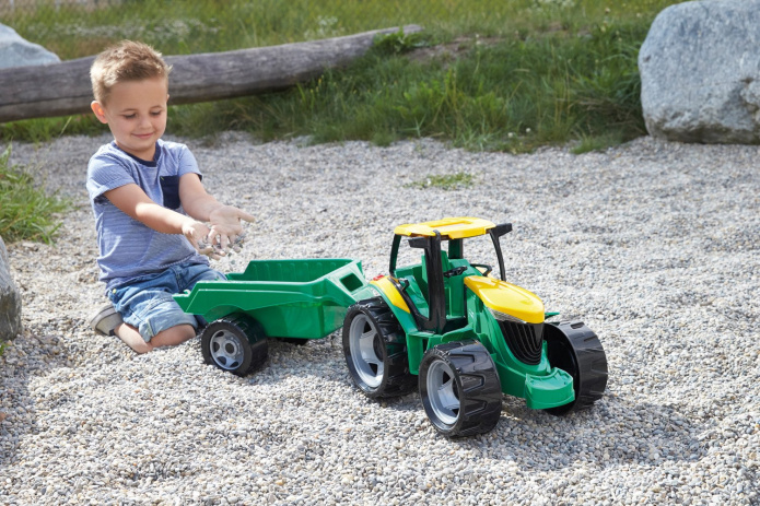 zabawka traktor z przyczepą
